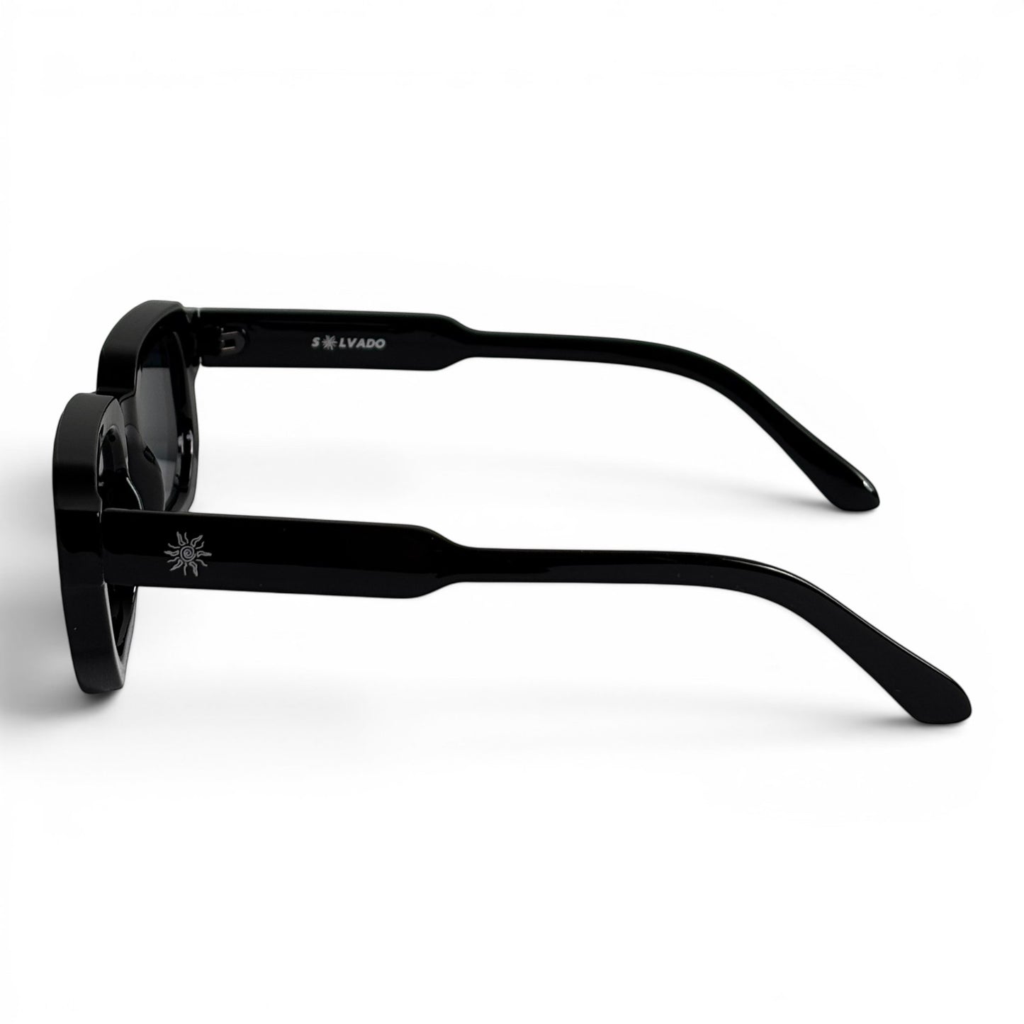 solvado Shadow Core Sonnenbrille in Schwarz mit markantem Rahmen und Sonnen-Logo an der Seite