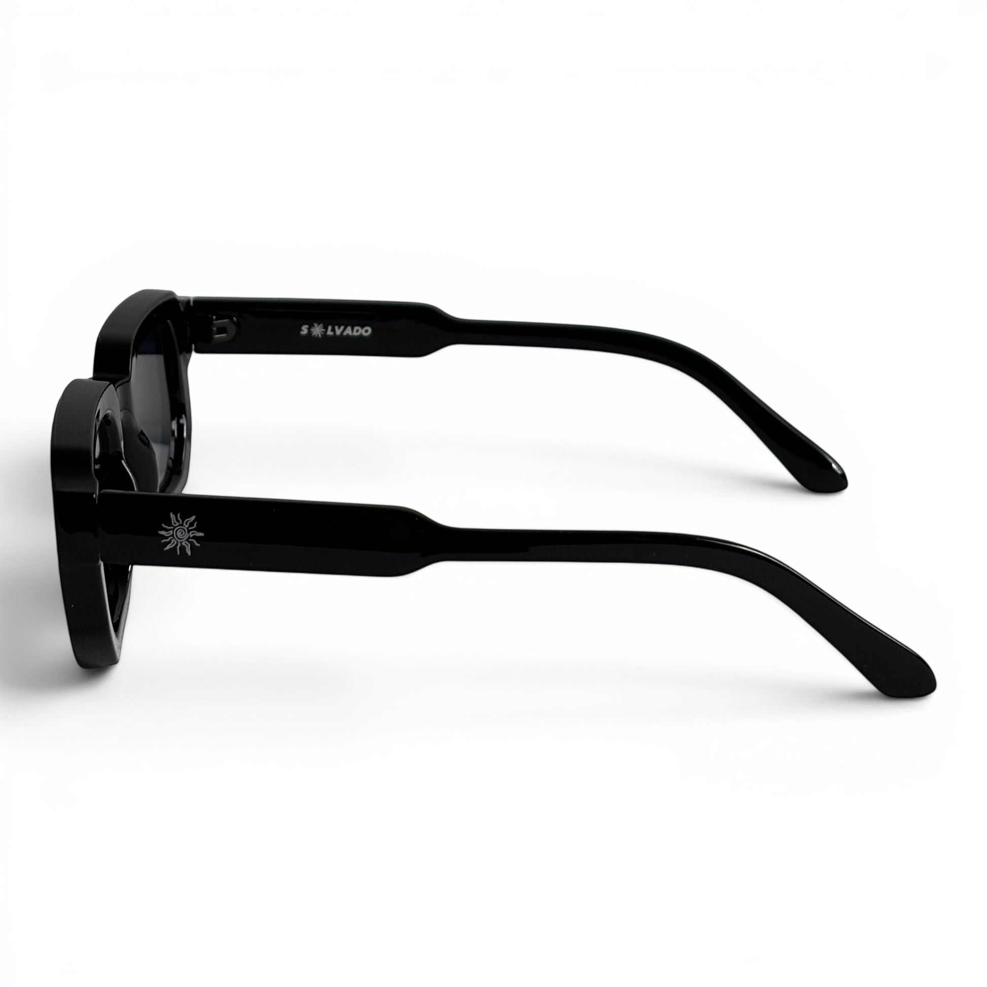 solvado Shadow Core Sonnenbrille in Schwarz mit markantem Rahmen und Sonnen-Logo an der Seite