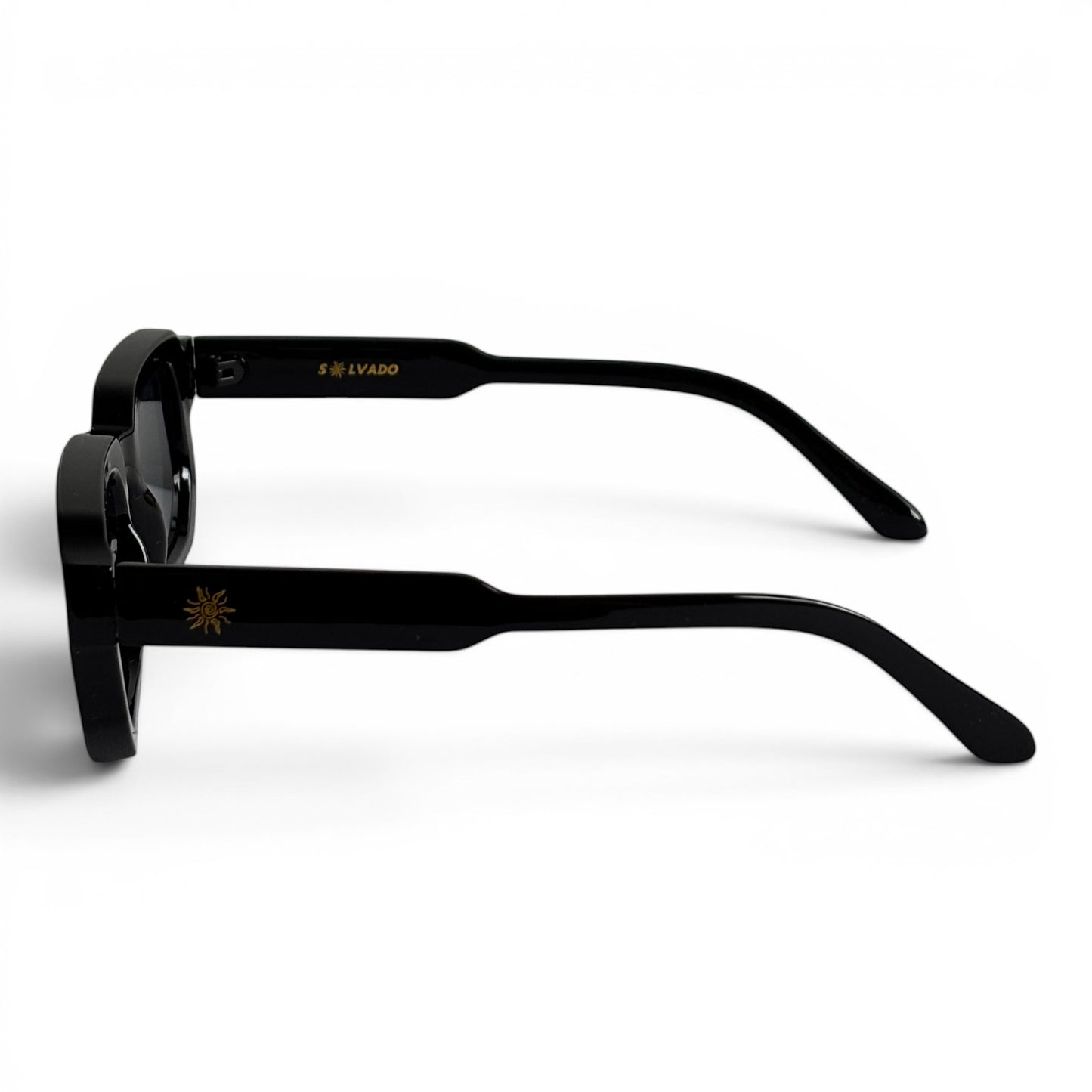 solvado Shadow Core Sonnenbrille in Schwarz mit goldenem Sonnen-Logo am Bügel, Seitenansicht auf weißem Hintergrund