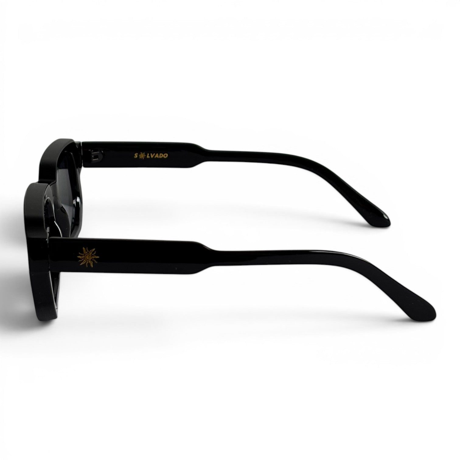 solvado Shadow Core Sonnenbrille in Schwarz mit goldenem Sonnen-Logo am Bügel, Seitenansicht auf weißem Hintergrund