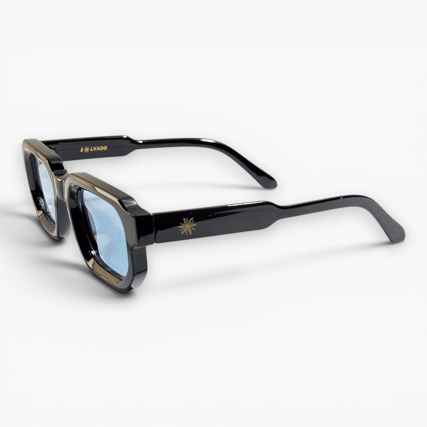 solvado Sky Blue Sonnenbrille mit schwarzem Rahmen und hellblauen Gläsern in Seitenansicht