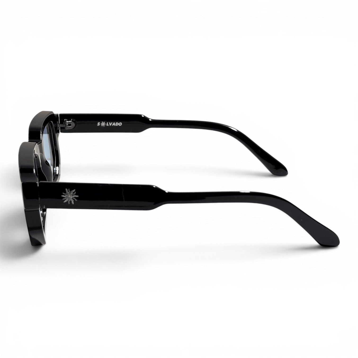 solvado Sky Blue Sonnenbrille mit schwarzem Rahmen und hellblauen Gläsern in Seitenansicht
