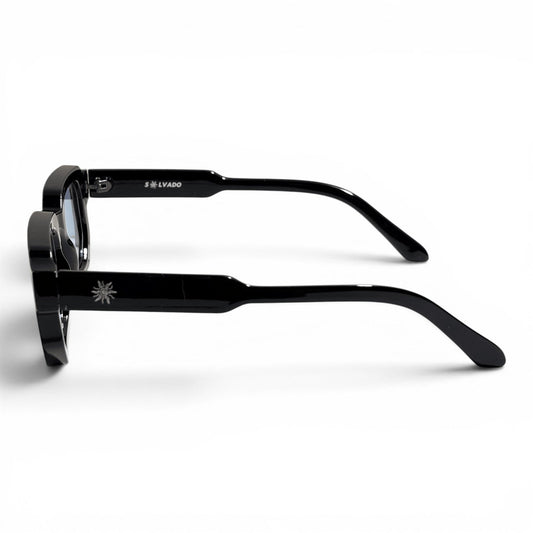 solvado Sky Blue Sonnenbrille mit schwarzem Rahmen und hellblauen Gläsern in Seitenansicht