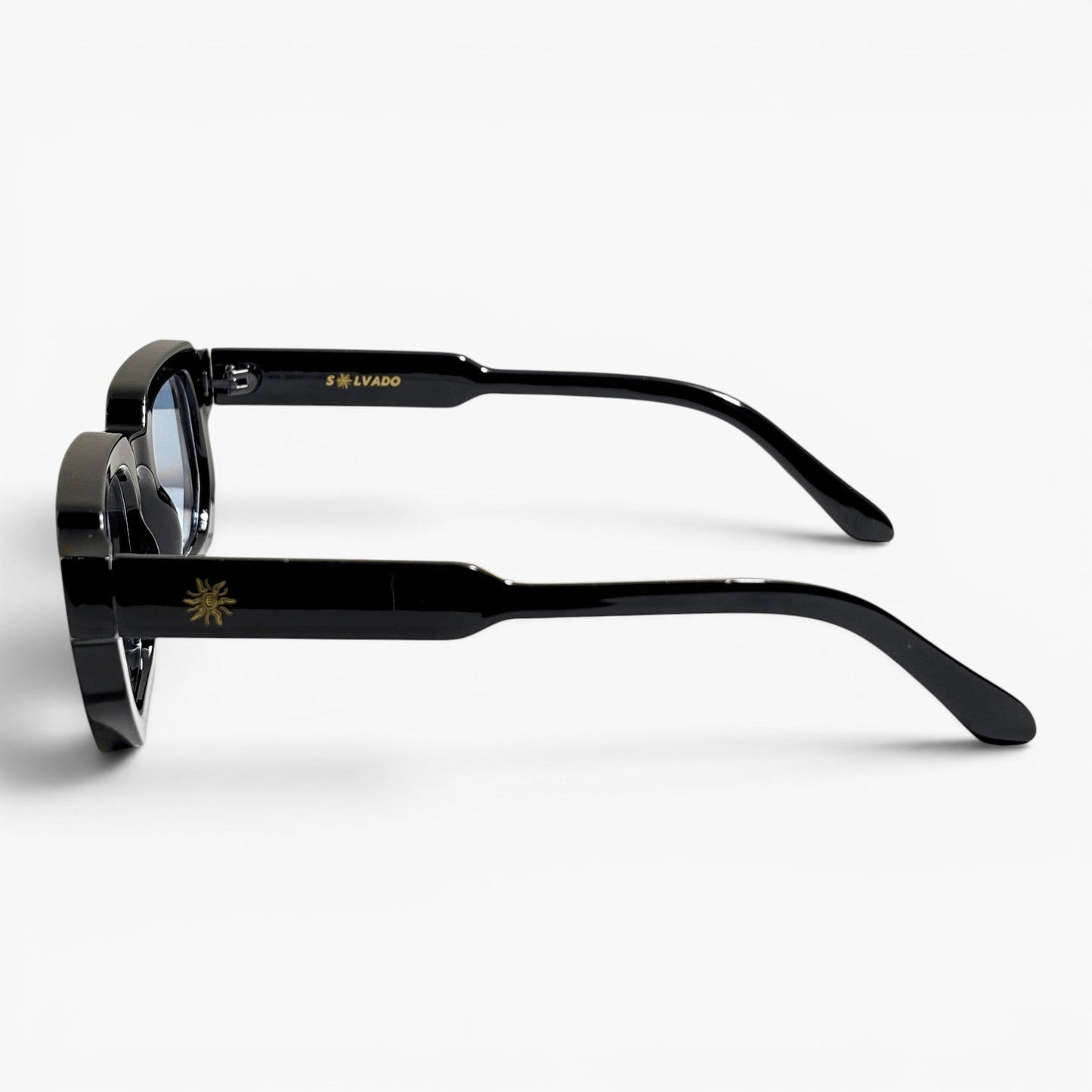 solvado Sky Blue Sonnenbrille mit schwarzem Rahmen, hellblauen Gläsern und goldenem Sonnen-Logo am Bügel