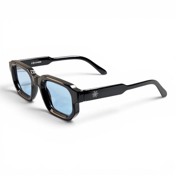 solvado Sky Blue Sonnenbrille mit schwarzem Rahmen und hellblauen Gläsern im markanten Design