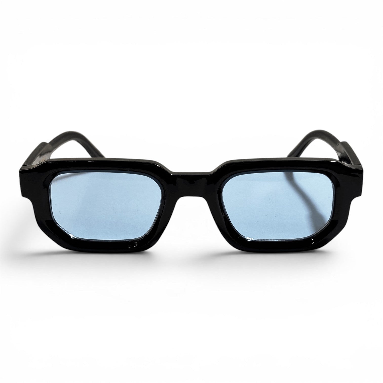 solvado Sky Blue Sonnenbrille mit schwarzem Rahmen und hellblauen Gläsern für UV400 Schutz und modernen Look.